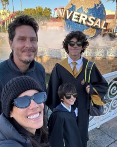 Gianella Neyra Instagram - Desde que vine con Salva quise compartir esta experiencia con los 4. Fue nuestro regalo 🎁 de navidad. Disfrutar, reír como si fuéramos niños y marearme como si fuera abuela 😂😂, pero todo valió la pena 😍. ¡Les amo, mis chicos! ¡Siempre, siempre hay tiempo para disfrutar en familia y desconectarse para conectar con lo esencial 💖💖!
