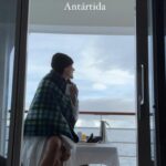 Gianella Neyra Instagram - ¡De Alaska a la Antártida! 😍Viendo estas fotos me doy cuenta que estuve en los extremos, 😂 arriba y abajo. ¡Increíble! Me siento súper agradecida de conocer cada vez más nuestro planeta 🌍, de tener la oportunidad de maravillarme con lo increíble y perfecta que es la naturaleza, nuestra tierra, me hace quererla y respetarla cada vez más. Por eso si me dicen viaje siempre digo: ¡Si 😂😂! Porque son aprendizajes únicos para toda la vida. ¡Qué mundo increíble en el que vivimos✨! ¿Cuáles son tus destinos soñados de la vida? Estos estaban en mi lista, ahora se viene… 🤫