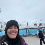 Gianella Neyra Instagram - Ha sido un viaje increíble 😉, realmente único. Del calor al frío absoluto 🥶. Amanecer con esas montañas 🏔️ llenas de nieve y ver icebergs ❄️ desde el balcón. ¡Un regalo q no olvidaré nunca! Gracias @savalicruceros por esta oportunidad 🛳️. ¡Gracias por permitirme seguir maravillándome con este planeta hermoso que tenemos! ¡Gracias, gracias y gracias! #publicidad
