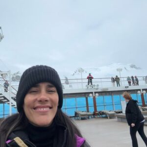 Gianella Neyra Instagram - Ha sido un viaje increíble 😉, realmente único. Del calor al frío absoluto 🥶. Amanecer con esas montañas 🏔️ llenas de nieve y ver icebergs ❄️ desde el balcón. ¡Un regalo q no olvidaré nunca! Gracias @savalicruceros por esta oportunidad 🛳️. ¡Gracias por permitirme seguir maravillándome con este planeta hermoso que tenemos! ¡Gracias, gracias y gracias! #publicidad
