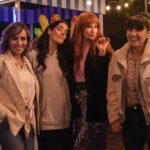 Gianella Neyra Instagram - El 20 de abril del año pasado estábamos estrenando #SolteraCasadaViudaDivorciada 🎬 en todos los cines y hoy lo recordamos felices de ver el camino hermoso que tomó la peli 🎥 y cada sorpresa que hemos venido recibiendo 💝. ¡Muchísimas gracias a todos los que han visto @scvdlapelicula en @netflixlat 💖🥰! Ha sido y sigue siendo, una aventura hermosa. Grabar en Pacasmayo, nos hemos divertido y somos felices al ver que se identificaron con la peli 🎥 y la hicieron suya. Leer sus mensajes desde distintas partes del mundo 🌍 contándonos sus historias y como la sintieron, sigue siendo un regalo enorme. ¿Algún plan para este fin de semana? Si aún no tienen, hagan canchita 🍿 y vean la peli en @netflix ¡Diviértanse y no se olviden etiquetarnos en sus historias 🙋🏻‍♀️!