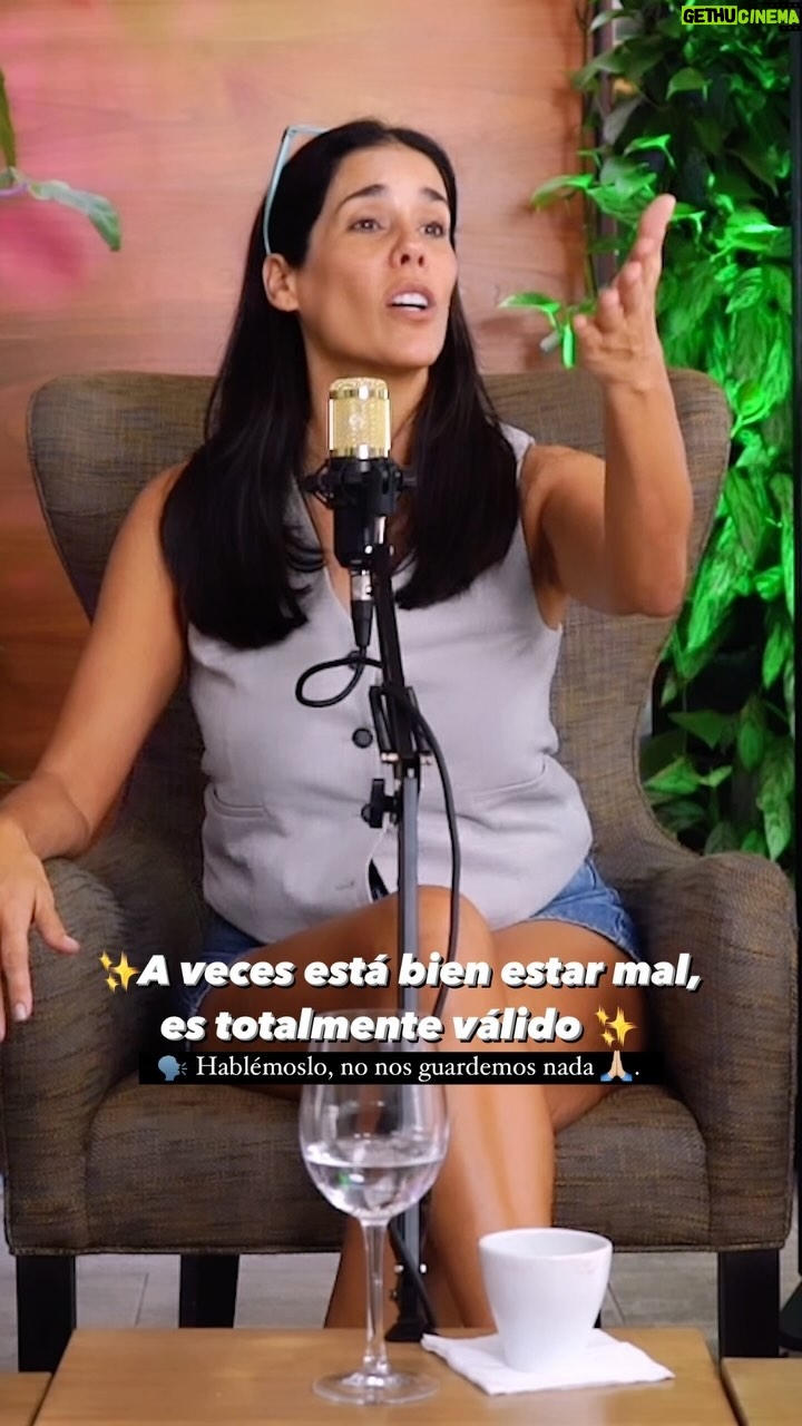Gianella Neyra Instagram - Si sientes que algo no anda bien, VE y convérsalo 🗣️. Decir que no estamos bien es querernos, respetarnos y ser responsables con nosotros mismos ✨🙏🏼. Episodio completo en nuestro canal de @youtube de @mujeresdelapm ❤️.
