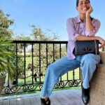 Gianella Neyra Instagram - Aunque el sol ☀️ aún no quiere irse en Lima, ya se siente el friecito de otoño 💨 y en esos momentos siempre aprovecho para salir con abriguito ligero como está linda blusa de @velez_international 👝. ¿Cuál te gusta más, tu ropa de verano o de otoño/invierno? #ImVelez #VélezArtisan #Publicidad