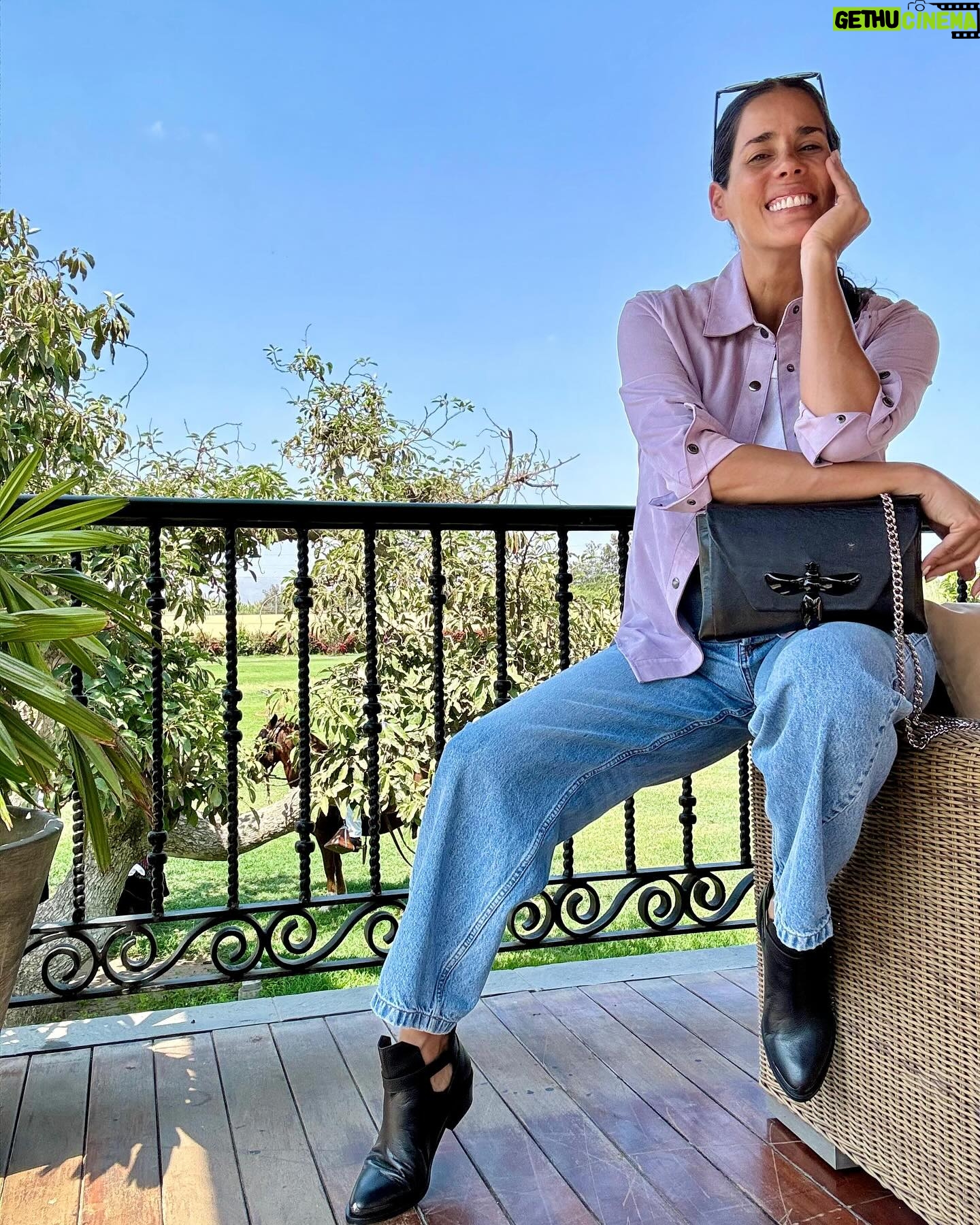 Gianella Neyra Instagram - Aunque el sol ☀️ aún no quiere irse en Lima, ya se siente el friecito de otoño 💨 y en esos momentos siempre aprovecho para salir con abriguito ligero como está linda blusa de @velez_international 👝. ¿Cuál te gusta más, tu ropa de verano o de otoño/invierno? #ImVelez #VélezArtisan #Publicidad