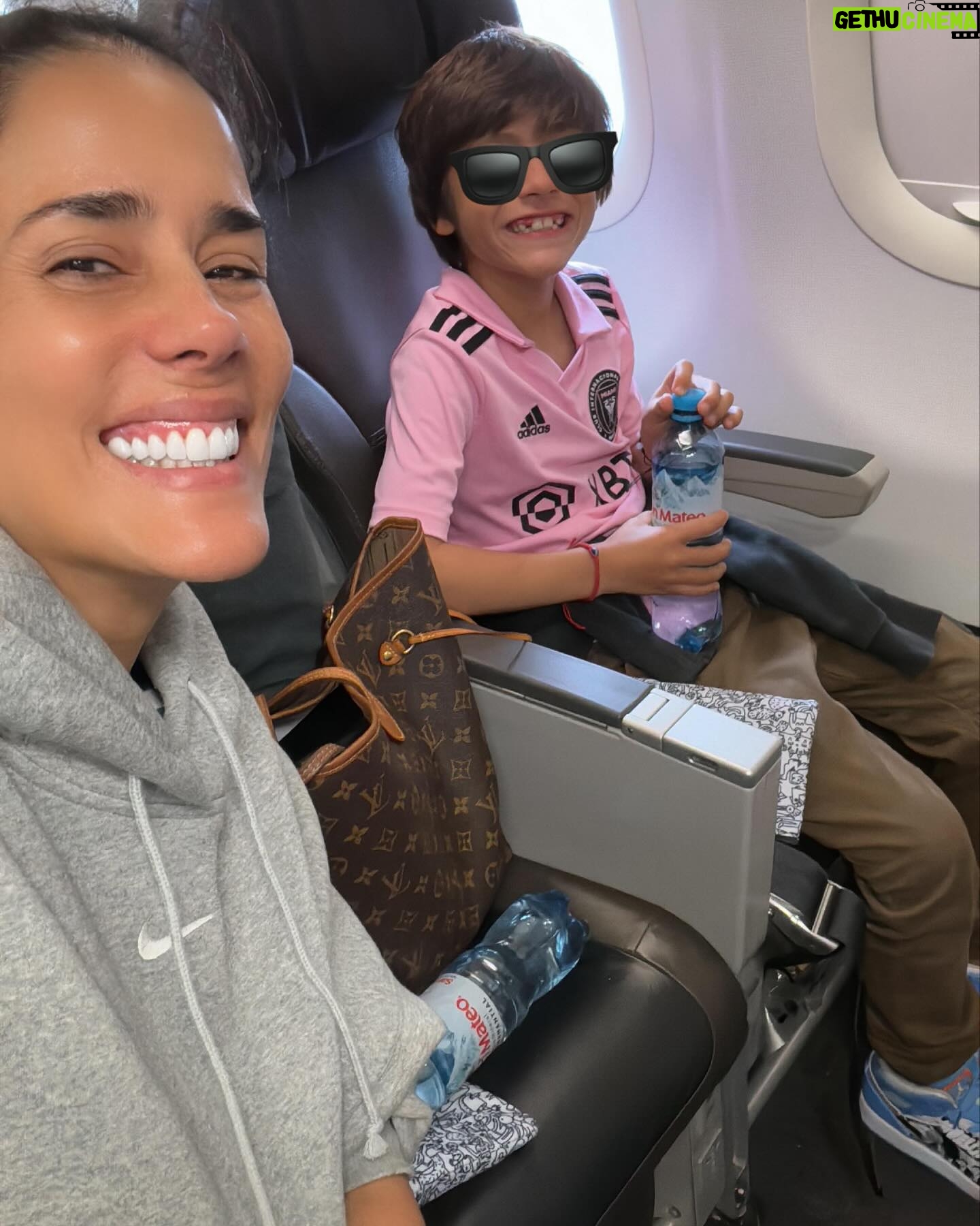 Gianella Neyra Instagram - Primer viaje 🧳 de trabajo en el que me acompaña mi hijo más chiquito 💖. Qué lindo compartir lo que tanto amas con tus hijos, que te vean trabajando, disfrutando de tu trabajo y compartiendo con ellos entre momentos, súper activa y apasionada recontra feliz haciendo lo que uno ama tanto. No hay mejor cosa que les puedas enseñar creo yo, que te vean feliz trabajando 😌. ¡IncreÃble experiencia y que hermoso poder compartir con el! P.d El último vÃdeo es mi favorito 💖💖💖💖