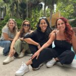 Gianella Neyra Instagram - ¡Madres, el musical llegó a Miami 🇺🇸! Más que felices con esta hermosa experiencia 💖 y con el corazón lleno de ver reír, divertirse y hacer catarsis de mamás, juntas😜. ¡Gracias al público extraordinario que nos acompañó en las 2 funciones, nos encantó verlos! @rossana.fm @villaloboserika @alexandragrana @preludioac