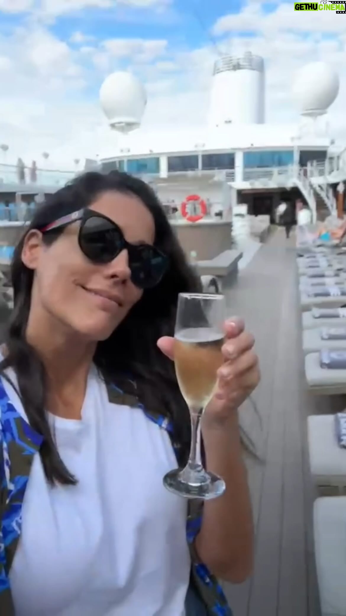 Gianella Neyra Instagram - 🥂 Brindemos por la vida y por la oportunidad de compartirla con personas maravillosas ✨. ¿Con quiénes quisieras hacer tu próximo viaje? 🧳 @freixenetpe #publicidad *Beber bebidas alcohólicas en exceso es dañino*