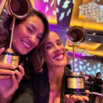Gianella Neyra Instagram - ¡GANAMOS #PremiosLuces a mejor película y mejor actriz 💖 🥰 con @scvdlapelicula 🎬! Ha sido una aventura hermosa ver a nuestra querida peli llegar aquí. ¡Gracias a todos por sus votos, por ver la película, divertirse e identificarse con cada personaje🎥 y hacerla suya! Leer sus mensajes viendo la peli de distintas partes del mundo 🌍 contándonos sus historias y como la sintieron, es un regalo 💝. Ha sido una película hecha con mucho amor 🥰 para ustedes. #SolteraCasadaViudaDivorciada