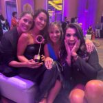 Gianella Neyra Instagram - ¡GANAMOS #PremiosLuces a mejor película y mejor actriz 💖 🥰 con @scvdlapelicula 🎬! Ha sido una aventura hermosa ver a nuestra querida peli llegar aquí. ¡Gracias a todos por sus votos, por ver la película, divertirse e identificarse con cada personaje🎥 y hacerla suya! Leer sus mensajes viendo la peli de distintas partes del mundo 🌍 contándonos sus historias y como la sintieron, es un regalo 💝. Ha sido una película hecha con mucho amor 🥰 para ustedes. #SolteraCasadaViudaDivorciada