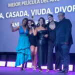 Gianella Neyra Instagram - ¡GANAMOS #PremiosLuces a mejor película y mejor actriz 💖 🥰 con @scvdlapelicula 🎬! Ha sido una aventura hermosa ver a nuestra querida peli llegar aquí. ¡Gracias a todos por sus votos, por ver la película, divertirse e identificarse con cada personaje🎥 y hacerla suya! Leer sus mensajes viendo la peli de distintas partes del mundo 🌍 contándonos sus historias y como la sintieron, es un regalo 💝. Ha sido una película hecha con mucho amor 🥰 para ustedes. #SolteraCasadaViudaDivorciada