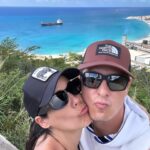 Gianella Neyra Instagram - #PhotoDump de enero 🗓️ 1. selfie frente a la isla St. Maarten con @_cristianrivero 2. cena con mi @chiviam en Cheesecake Factory 3. Abrazo papá e hijo (babero para mamá 🥰) 4. Un momento épico de avión sobre nosotros 5. Días de descanso en familia 6. Concierto de @ricky_martin ¡un hit! 7. Grabación de videopodcast con mis @mujeresdelapm 8. Nominación a los premios luces a mejor actriz y mejor película por @scvdlapelicula
