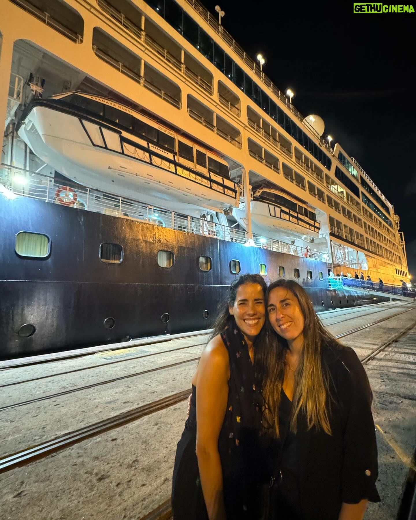 Gianella Neyra Instagram - Viviendo unos días increíbles en este 🛳️. Buena compañía, asado 🥩, naturaleza, vistas increíbles, 🐧 pingüinos, teatro 🎭 y tanto para disfrutar. ¿Qué más puedo pedir? Otro sueño cumplido: La Antártida 🌬️