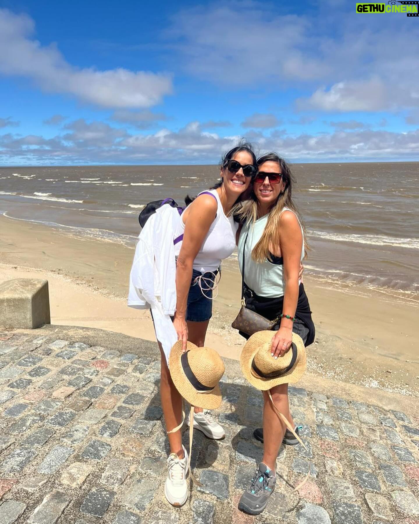 Gianella Neyra Instagram - Viviendo unos días increíbles en este 🛳️. Buena compañía, asado 🥩, naturaleza, vistas increíbles, 🐧 pingüinos, teatro 🎭 y tanto para disfrutar. ¿Qué más puedo pedir? Otro sueño cumplido: La Antártida 🌬️