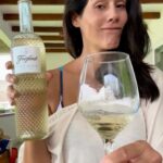Gianella Neyra Instagram - Sigamos disfrutando el verano ☀️🥂. ¿Ustedes prefieren vino blanco, tinto o un buen espumante? 🍾 @freixenetpe #publicidad