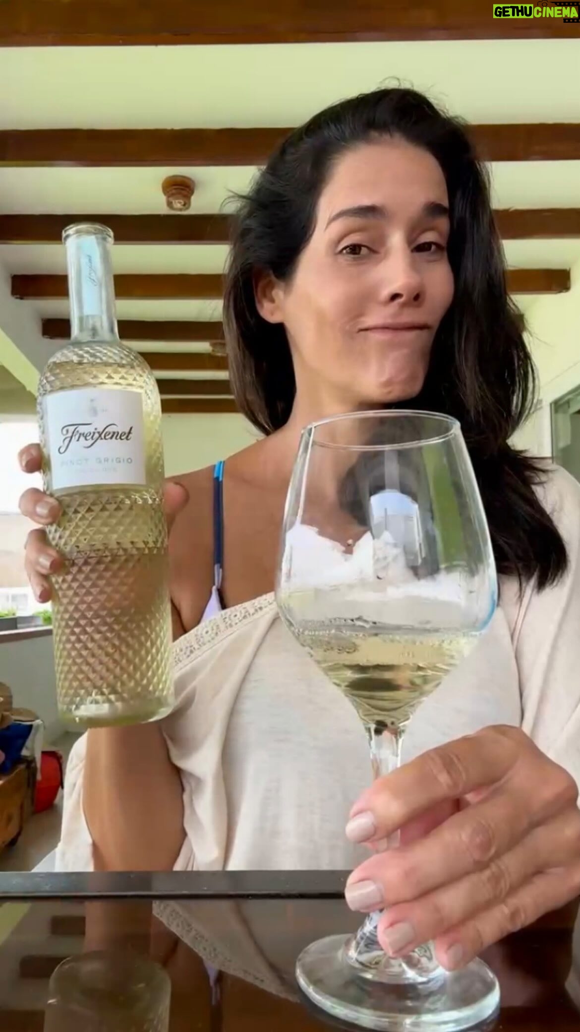 Gianella Neyra Instagram - Sigamos disfrutando el verano ☀️🥂. ¿Ustedes prefieren vino blanco, tinto o un buen espumante? 🍾 @freixenetpe #publicidad