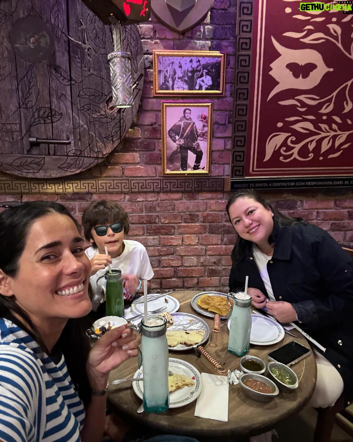 Gianella Neyra Instagram - Primer viaje 🧳 de trabajo en el que me acompaña mi hijo más chiquito 💖. Qué lindo compartir lo que tanto amas con tus hijos, que te vean trabajando, disfrutando de tu trabajo y compartiendo con ellos entre momentos, súper activa y apasionada recontra feliz haciendo lo que uno ama tanto. No hay mejor cosa que les puedas enseñar creo yo, que te vean feliz trabajando 😌. ¡Increíble experiencia y que hermoso poder compartir con el! P.d El último vídeo es mi favorito 💖💖💖💖