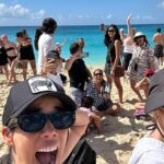Gianella Neyra Instagram - #PhotoDump de enero 🗓️ 1. selfie frente a la isla St. Maarten con @_cristianrivero 2. cena con mi @chiviam en Cheesecake Factory 3. Abrazo papá e hijo (babero para mamá 🥰) 4. Un momento épico de avión sobre nosotros 5. Días de descanso en familia 6. Concierto de @ricky_martin ¡un hit! 7. Grabación de videopodcast con mis @mujeresdelapm 8. Nominación a los premios luces a mejor actriz y mejor película por @scvdlapelicula