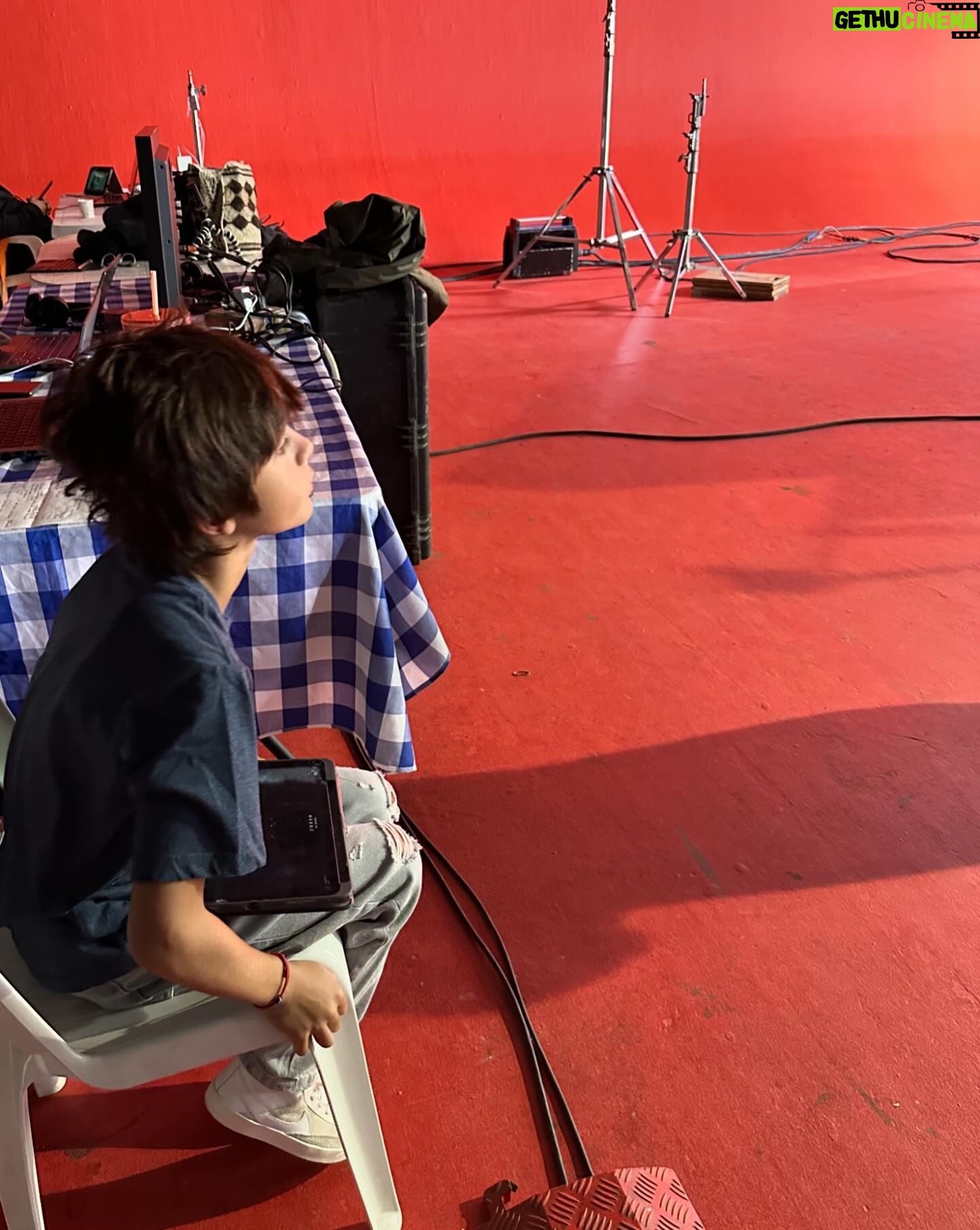 Gianella Neyra Instagram - Primer viaje 🧳 de trabajo en el que me acompaña mi hijo más chiquito 💖. Qué lindo compartir lo que tanto amas con tus hijos, que te vean trabajando, disfrutando de tu trabajo y compartiendo con ellos entre momentos, súper activa y apasionada recontra feliz haciendo lo que uno ama tanto. No hay mejor cosa que les puedas enseñar creo yo, que te vean feliz trabajando 😌. ¡Increíble experiencia y que hermoso poder compartir con el! P.d El último vídeo es mi favorito 💖💖💖💖