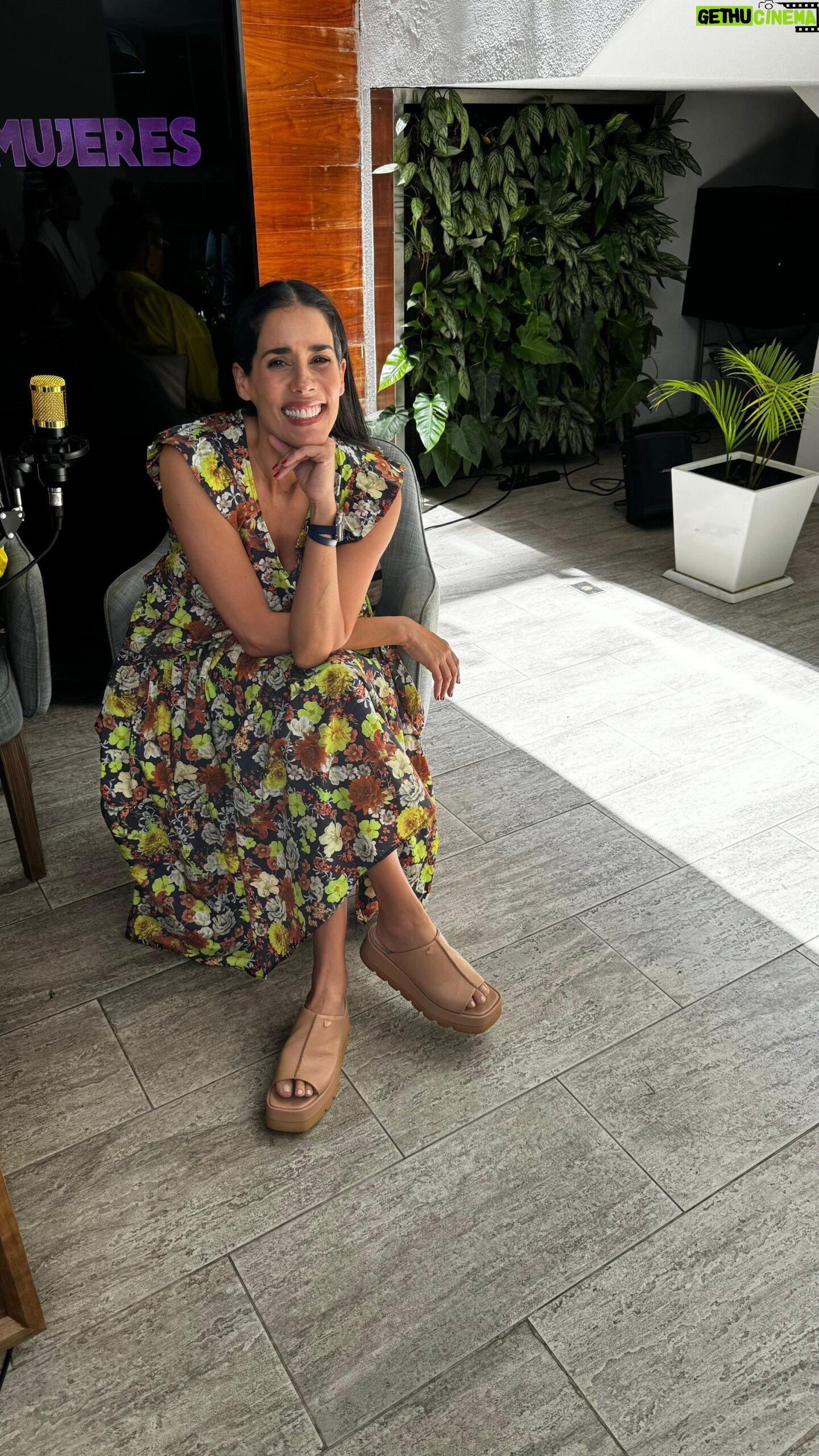 Gianella Neyra Instagram - Últimos días de reuniones 📝, muchas lindas noticias para compartir 🤫, ya les contaré. Y siempre antes de salir a una tarde de trabajo siempre una ducha es una buena idea para refrescarse en este verano y para hidratar la piel 😉. Obvio, utilizo el gel limpiador y el hidratante @bepanthenpe porque mantienen mi piel humectada y contienen vitamina B5 y B3 que son conocidas por sus propiedades restauradoras para la piel. ¿Quién más feliz porque ya llegó verano? 🙋🏻♀️☀️ #publicidad