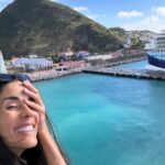 Gianella Neyra Instagram - #PhotoDump de enero 🗓️ 1. selfie frente a la isla St. Maarten con @_cristianrivero 2. cena con mi @chiviam en Cheesecake Factory 3. Abrazo papá e hijo (babero para mamá 🥰) 4. Un momento épico de avión sobre nosotros 5. Días de descanso en familia 6. Concierto de @ricky_martin ¡un hit! 7. Grabación de videopodcast con mis @mujeresdelapm 8. Nominación a los premios luces a mejor actriz y mejor película por @scvdlapelicula