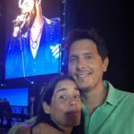 Gianella Neyra Instagram - #PhotoDump de enero 🗓️ 1. selfie frente a la isla St. Maarten con @_cristianrivero 2. cena con mi @chiviam en Cheesecake Factory 3. Abrazo papá e hijo (babero para mamá 🥰) 4. Un momento épico de avión sobre nosotros 5. Días de descanso en familia 6. Concierto de @ricky_martin ¡un hit! 7. Grabación de videopodcast con mis @mujeresdelapm 8. Nominación a los premios luces a mejor actriz y mejor película por @scvdlapelicula