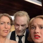 Gillian Anderson Instagram - 👋🏻 @thefirstlady_sho
