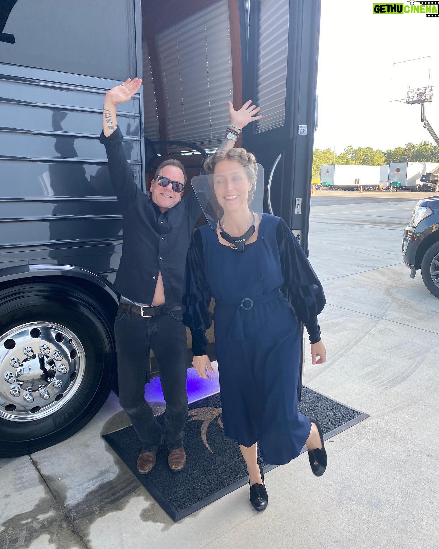 Gillian Anderson Instagram - Thumbs up 👍🏻 @thefirstlady_sho @kiefersutherland