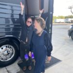 Gillian Anderson Instagram - Thumbs up 👍🏻 @thefirstlady_sho @kiefersutherland