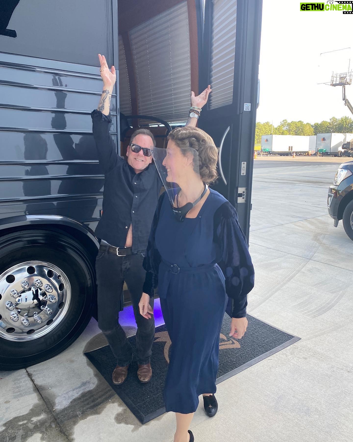 Gillian Anderson Instagram - Thumbs up 👍🏻 @thefirstlady_sho @kiefersutherland