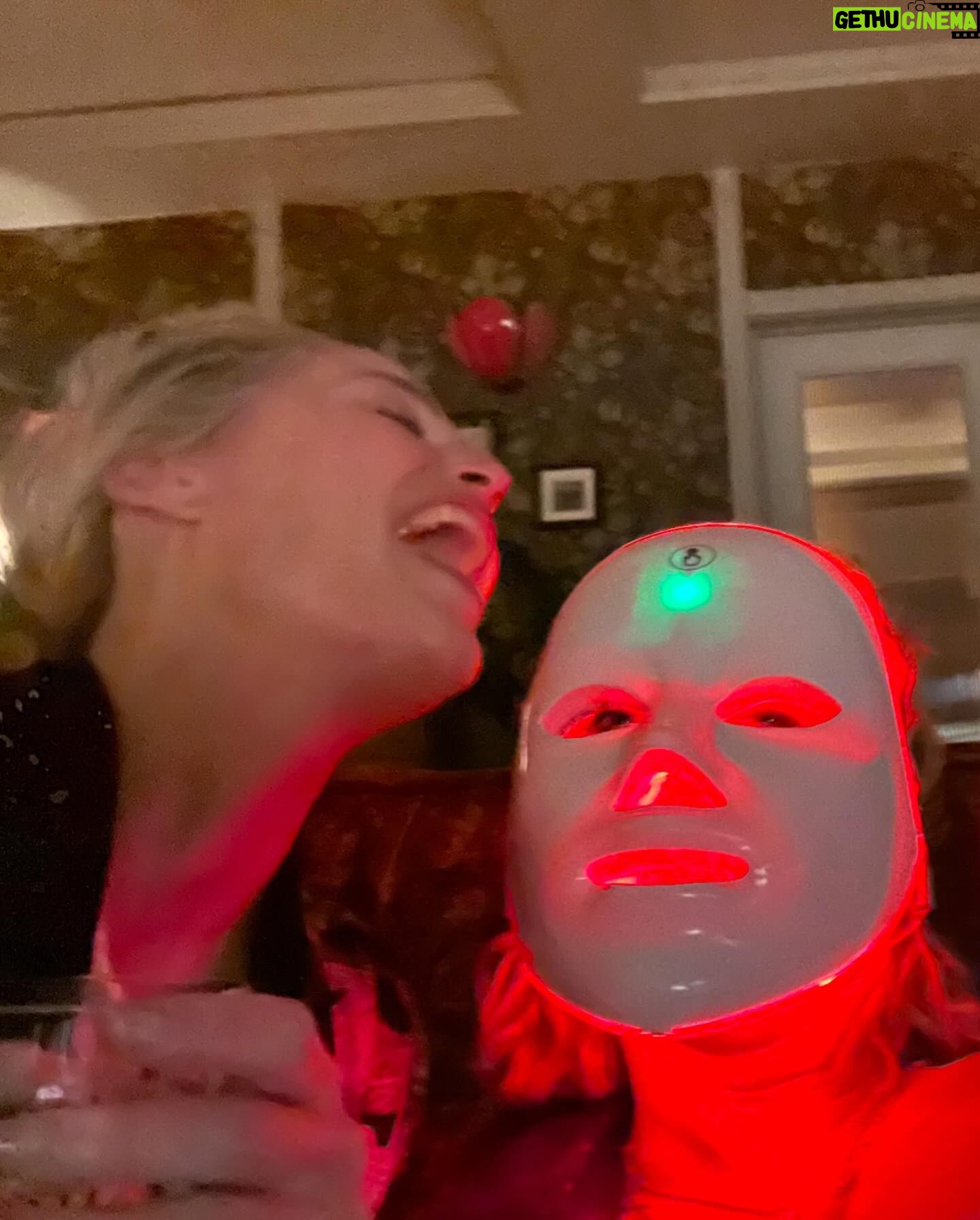 Gillian Anderson Instagram - sister sister @lisamcgrillis @sexeducation
