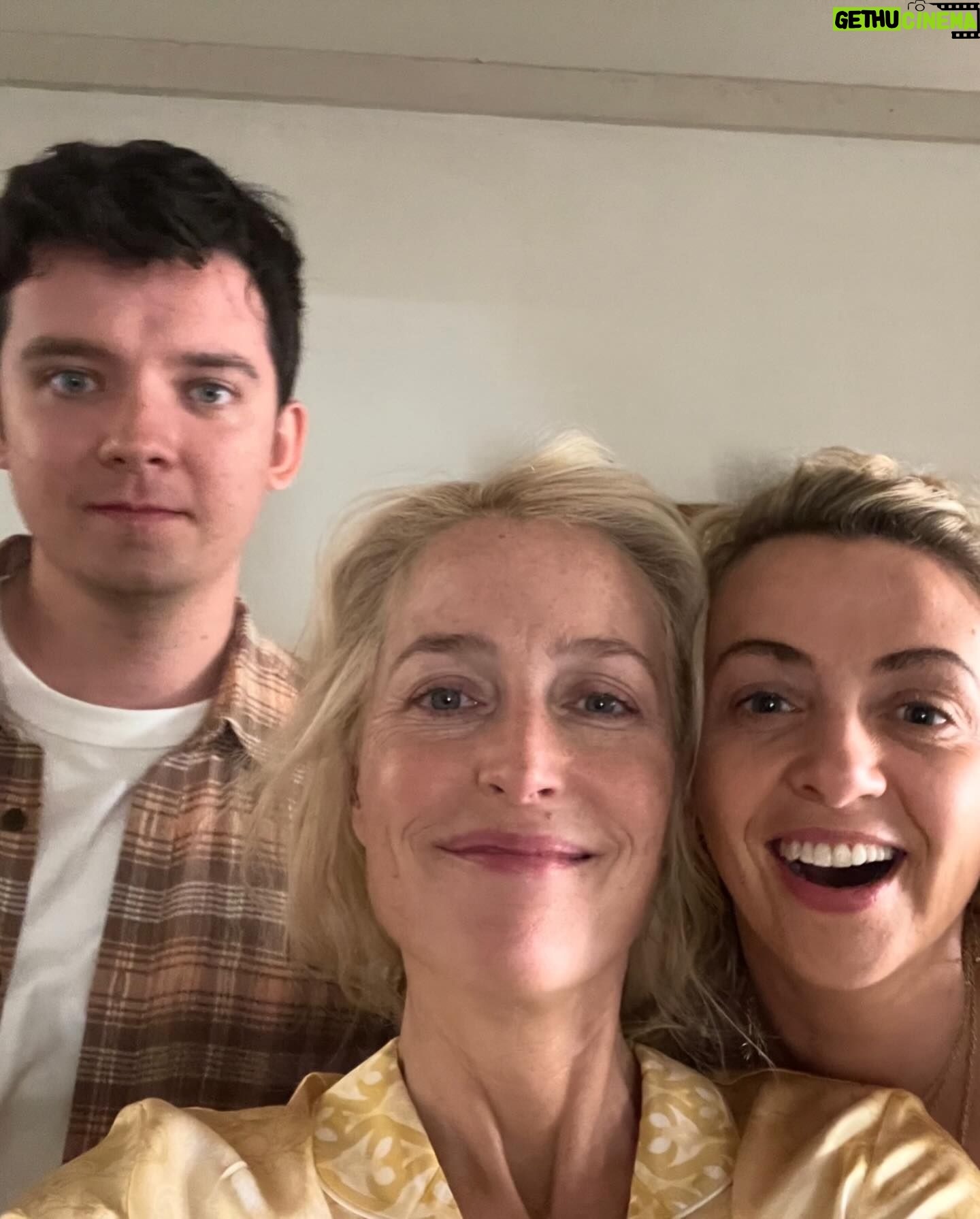Gillian Anderson Instagram - sister sister @lisamcgrillis @sexeducation
