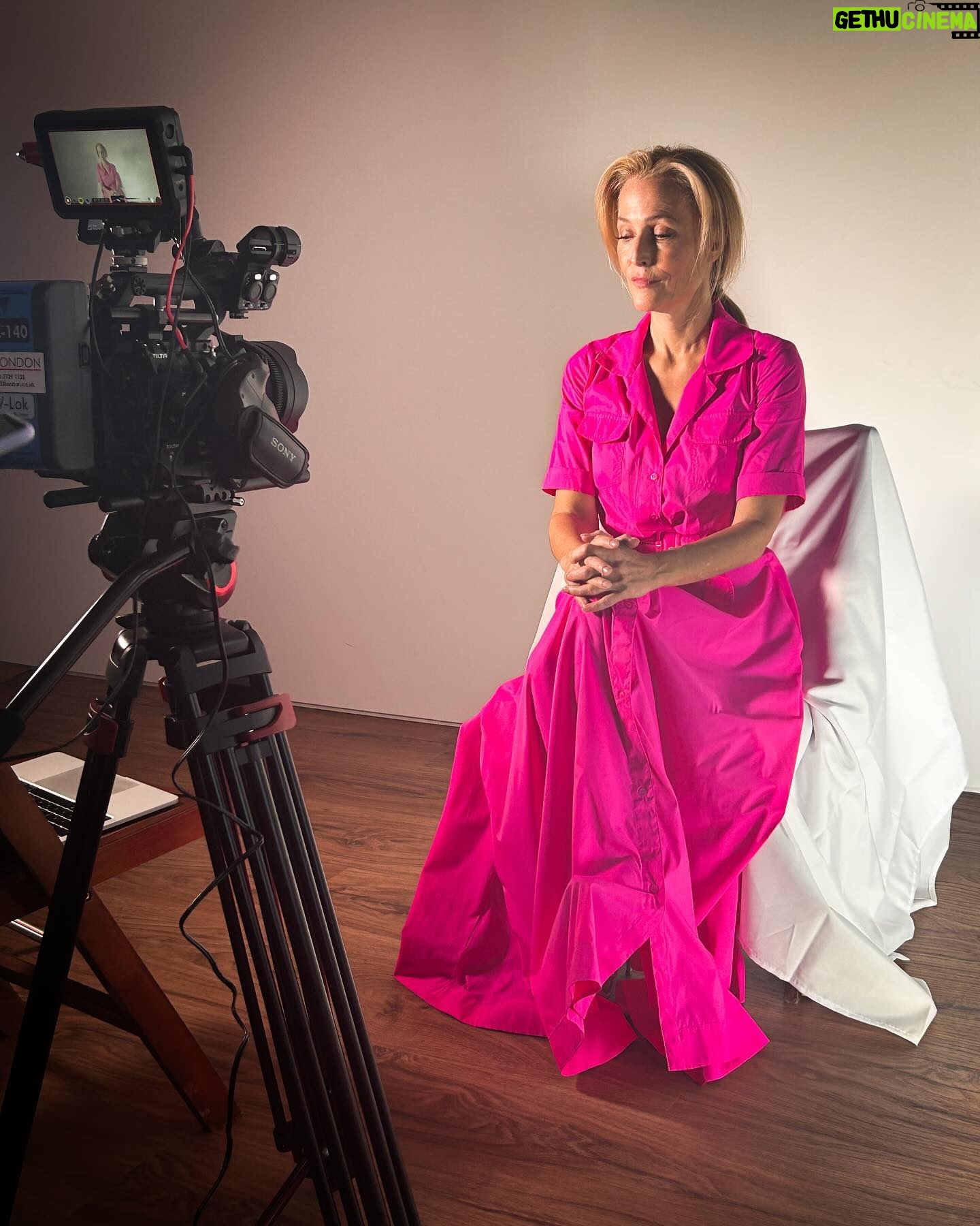Gillian Anderson Instagram - Behind the scenes with @glamouruk 🌸 (full video on story!)