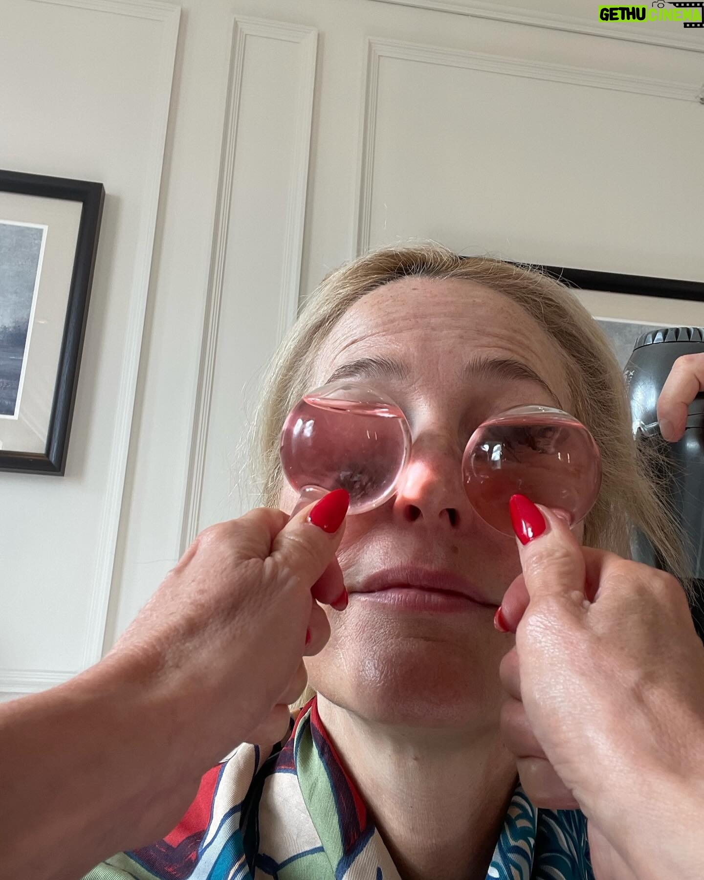 Gillian Anderson Instagram - How one prepares for Scoop press with @billiepiper.
