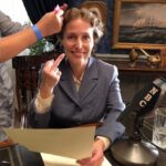 Gillian Anderson Instagram - 👋🏻 @thefirstlady_sho