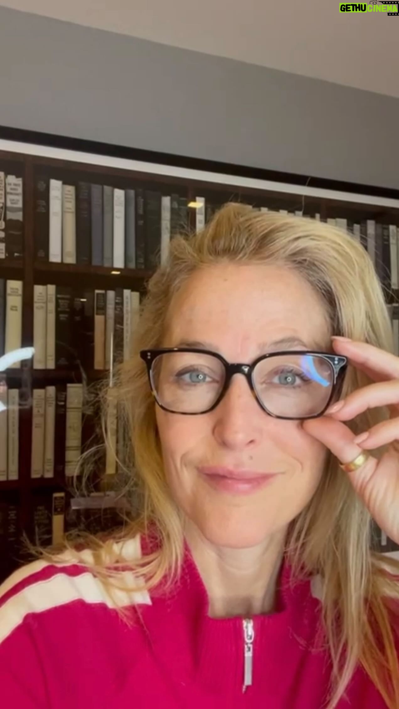 Gillian Anderson Instagram - just a thing of beauty 🤓🌸 #yonioftheday