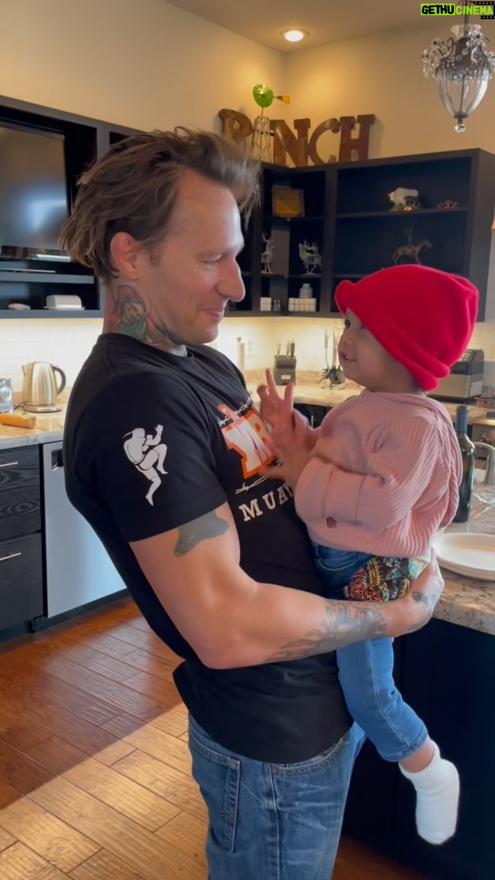 Gina Carano Instagram - Niece charmer, professional at getting every vehicle we drive stuck in the snow (ok I do too), stunning social media influencer @dasoulassassin I❤️U Valentine ☺️ “These are FIRE.” 🤣