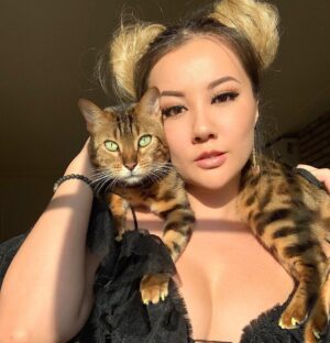 Gina Darling Instagram - A girl and her tiger ❤️

#cat