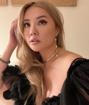 Gina Darling Instagram - Dyed my hair a milk tea color 😍 My hair stylist @kimi_hair_color is amazing. This is my new favorite color. Not too brown. Not to blonde ❤️