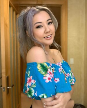 Gina Darling Instagram - I stole @thecodemiko’s top for this pic hehehe