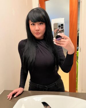 Gina Darling Instagram - Black hair…..? Haven’t seen myself with dark hair in forever. I don’t hate it hehe