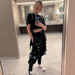 Gina Darling Instagram - Back to black.