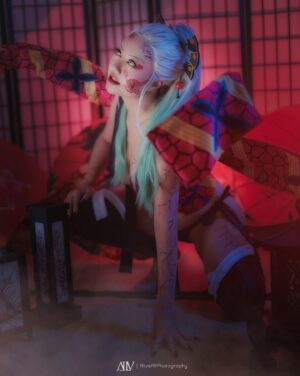 Gina Darling Instagram - I am Daki.

The ribbons are able to bend into whatever shape and position you want. Isn’t that neat? :)

Cosplay made by @stellachuuuuu
Photo: @alive_alf

#dakidemonslayer #demonslayer #cosplay #anime #manga #dakicosplay