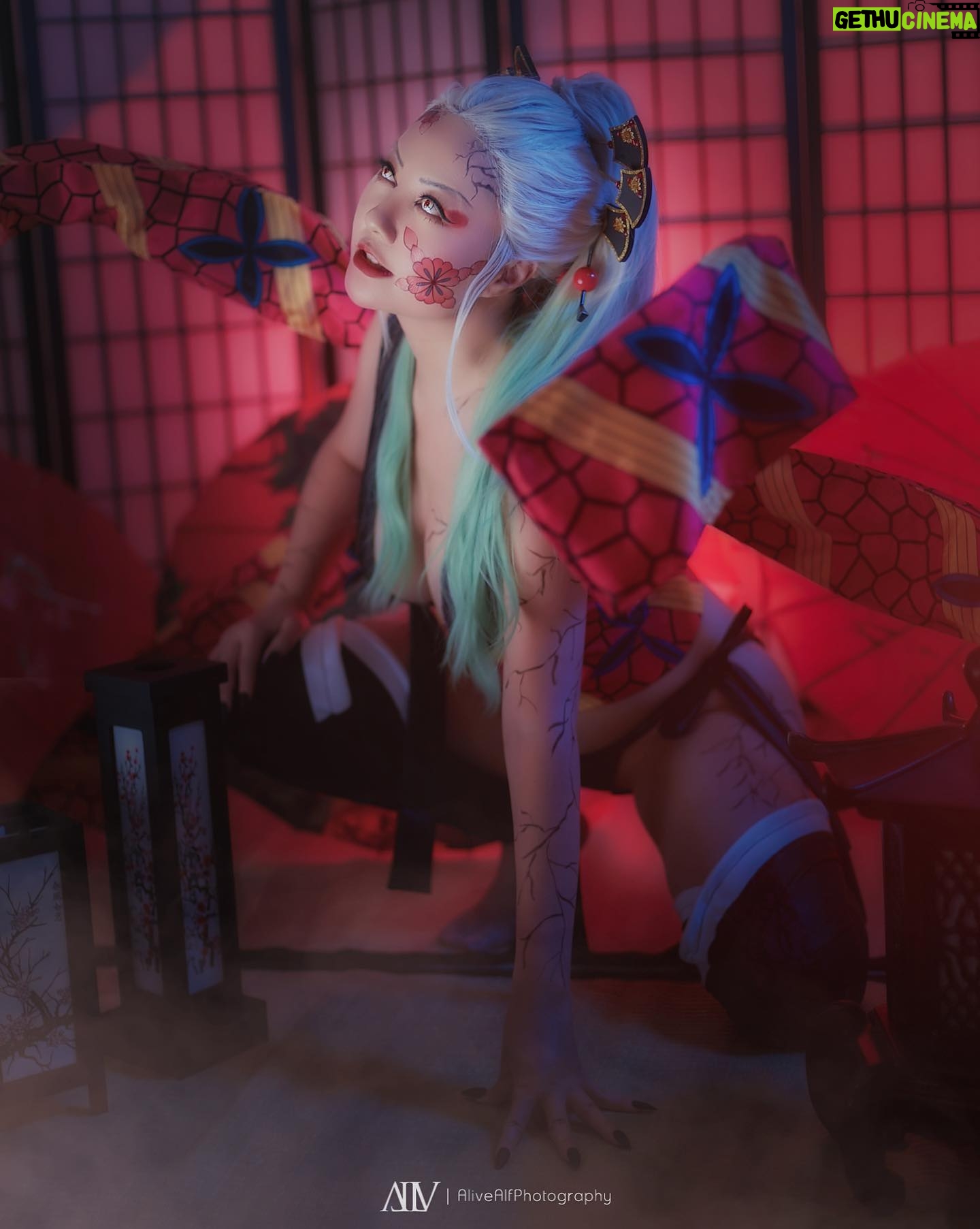 Gina Darling - 25.1K Likes - I am Daki.
The ribbons are able to bend into whatever shape and position you want. Isn’t that neat? :)
Cosplay made by @stellachuuuuu
Photo: @alive_alf
#dakidemonslayer #demonslayer #cosplay #anime #manga #dakicosplay