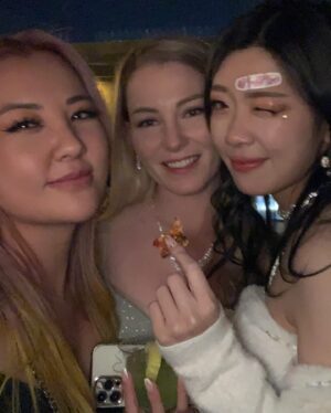 Gina Darling Instagram - The Streamer Awards was a blast. Beautiful new hair color done by @kimi_hair_color! Here’s a photo dump full of cuties hehe 💖