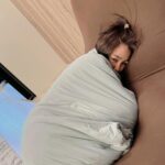 Gingle Wang Instagram - ： 好像已經很久沒有自我對話了，有的時候都在想，在這裡到底什麼該說呢？什麼不該說呢？ 但其實也不過就是打打字的事而已，沒這麼複雜，我想我是庸人自擾了。 老實說2024年搜發搜故得，用放慢腳步的步調生活了第二年，我覺得很清爽，也許可以試著再慢一點，等著看看兩年前的自己在螢幕前面長什麼樣子？然後再自我檢討一下，再休息、再繼續。偶爾在家裡當個腦筋急轉彎的憂憂時，朋友們總會說，出去走走吧！於是就來了幾場說走就走的旅行，一切都挺好的，我挺感謝的。 原來每個人在處理情緒時都會有不一樣的方式。雖然大家總說我是個反應快的人，但我總在處理自我情緒時慢半拍，比別人晚一點生氣、晚一點傷心、晚一點快樂，也晚一點點放下。意識到時已經來不及了，因為事情都過了。 欸，又庸人自擾了啦。 腦袋的CPU就是會這樣不小心爆炸，我有太多疑問了啊，例如我為什麼是王淨？為什麼勘吉是勘吉？會不會我們都是外星人啊？會不會人類其實都有很厲害的超能力但我們不知道？為什麼在我看來很單純的事在別人眼中卻這麼迂迴？怎麼會有這些想法呢？每個人的腦袋瓜都是如何裝這麼多東西的？還有那些離開的生命究竟去哪裡了呢？ 打到這裡又想到多多了。 前幾天抱著哺哺仔，她跟我說多多在睡覺，然後指著多多的照片。我問她說妳想他嗎？她說想 我說我也是。 🐶🪽🤍