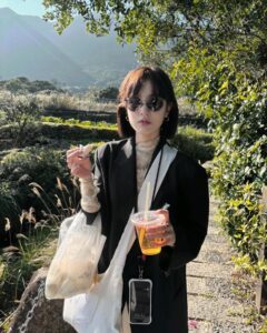 Gingle Wang Instagram - ： 剪完瀏海才想起來自己有五個髮旋 （前面兩個 後腦勺三個）