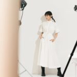 Gingle Wang Instagram - ： 第二度擔任 @diorbeauty 迪奧能量大使真的很榮幸，好像是和自己親近的老朋友一起度過生活和工作中的挑戰，各個層面都被照顧得好好❤️ 尤其最近認識的新朋友《迪奧逆時能量超擊抗皺筆》更是得力的小幫手，保濕又不厚重地撫平了日常中因為拍攝需要而上妝所造成的肌膚傷害，推進膨潤的效果也補足了自己的好氣色。作息很重要，保養更加地重要。 2024請讓我們繼續保持可愛、保持漂釀，最重要的是，要保持快樂哦 想好好對待自己的話， 請把自己的內在小孩也好好呵護一下吧🤍 @Dior @DiorBeauty #DiorCaptureTotale #DiorHyalushot #迪奧逆時能量超級抗皺筆