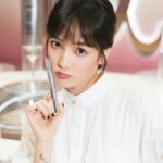 Gingle Wang Instagram - ： 第二度擔任 @diorbeauty 迪奧能量大使真的很榮幸，好像是和自己親近的老朋友一起度過生活和工作中的挑戰，各個層面都被照顧得好好❤️ 尤其最近認識的新朋友《迪奧逆時能量超擊抗皺筆》更是得力的小幫手，保濕又不厚重地撫平了日常中因為拍攝需要而上妝所造成的肌膚傷害，推進膨潤的效果也補足了自己的好氣色。作息很重要，保養更加地重要。 2024請讓我們繼續保持可愛、保持漂釀，最重要的是，要保持快樂哦 想好好對待自己的話， 請把自己的內在小孩也好好呵護一下吧🤍 @Dior @DiorBeauty #DiorCaptureTotale #DiorHyalushot #迪奧逆時能量超級抗皺筆