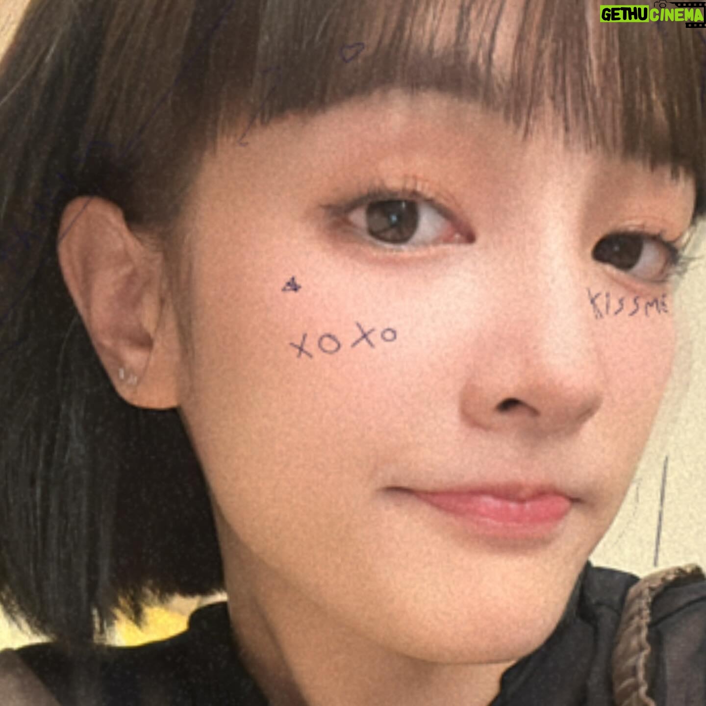 Gingle Wang - 104.1K Likes - :
雖然總是愛開玩笑地鬼吼鬼叫,但過去其實不怎麼愛慶生,總覺得不太好意思浪費別人的時間來慶祝我的生日,畢竟是母難日嘛。
只是即使自己不記得,總有這些人牢牢地幫我記著,在二月七日的時候都感受到滿滿被愛著了,謝謝你們的好,希望淨寶也能回饋你們同等,甚至更多的愛,我愛你們,我也好愛這個世界喔,希望世界再更美好一點
26歲的王淨快樂,就算流淚也都是幸福的淚水💗
