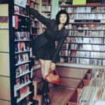 Gingle Wang Instagram - ： 那天，我們帶著新朋友一起拜訪我所居住的城市。 走進音樂的河流 冰果室的古早味 和老房的茶香 這一趟還帶回一片黑膠跟滿滿的飽足感，結束一天後，我們約好下次一定再見哦✌🏻❤️ @GANNI @tun_grp #GANNI #GANNITaipei #GANNIGUIDE #GANNIGirls #GANNI台灣首間形象店開幕#tun_grp